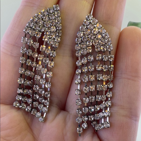 💛 Elegant Silver Crystal Drop Earrings - Picture 4 of 5